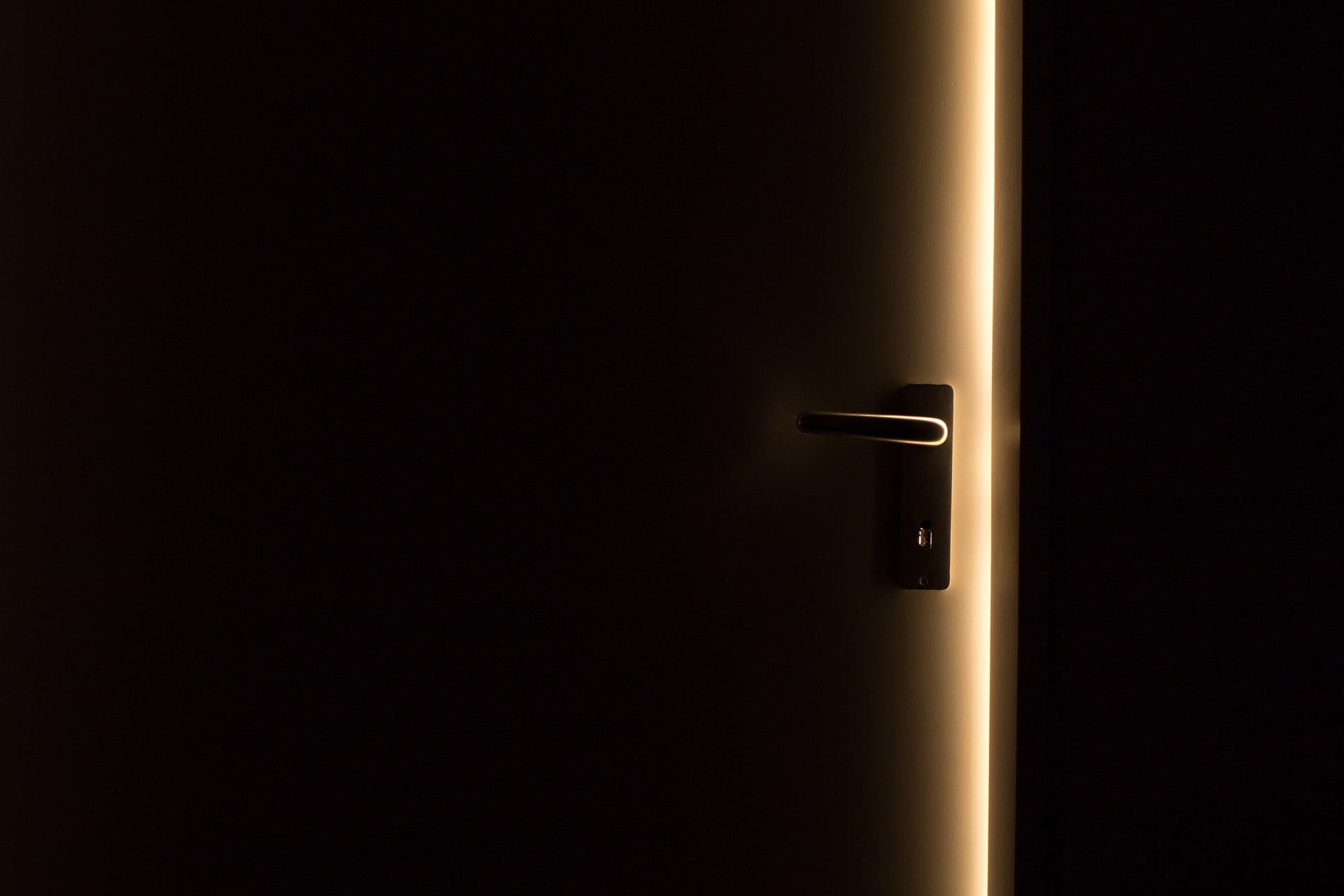 劈腿｜靜流一行詩 steel door handle on door dark room 1