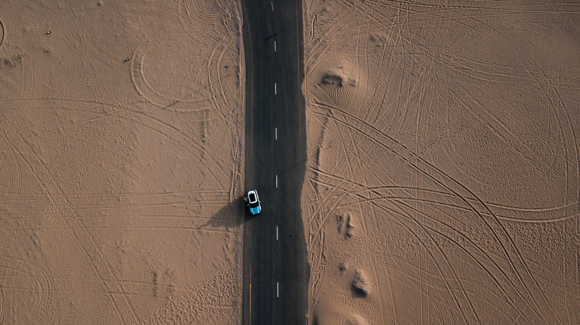 愛不愛｜玄明一行詩 vehicle on roadway blue mini car sand desert 1